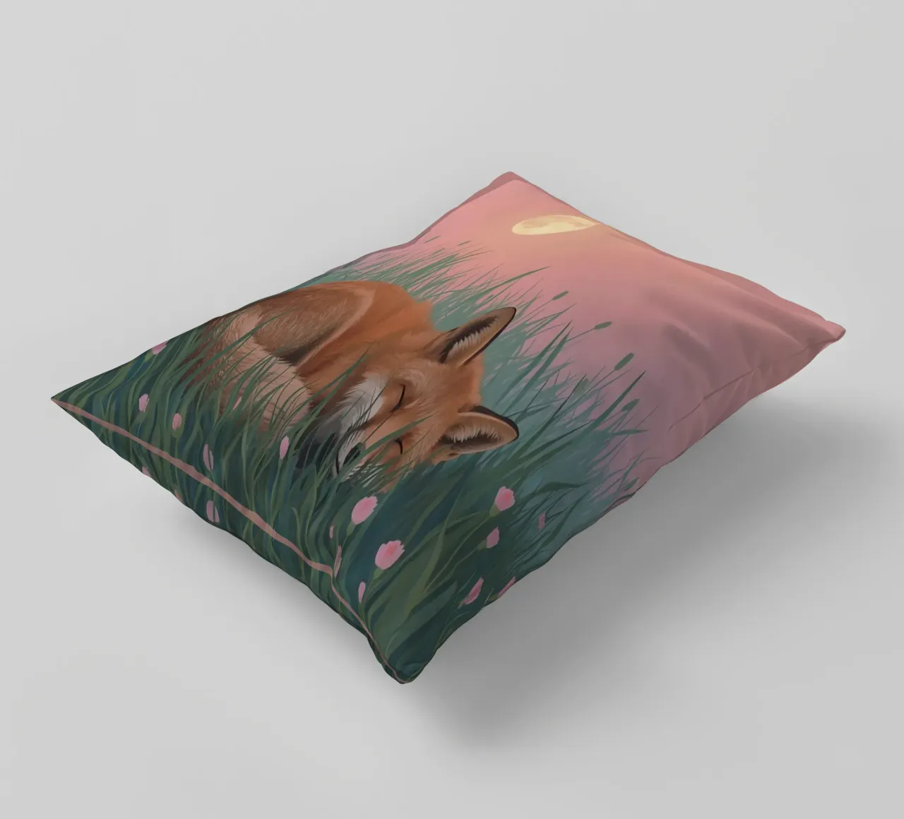 Volpe carina che dorme nell'erba con la luna pacificamente cuscino da DesignDoodle