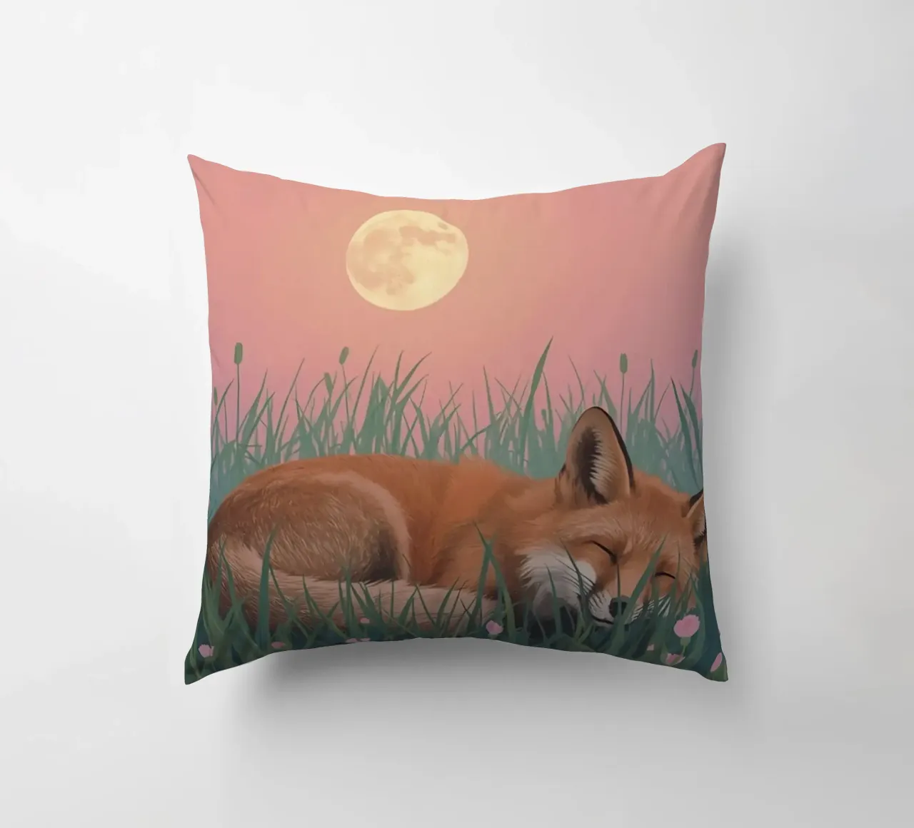 Volpe carina che dorme nell'erba con la luna pacificamente cuscino da DesignDoodle