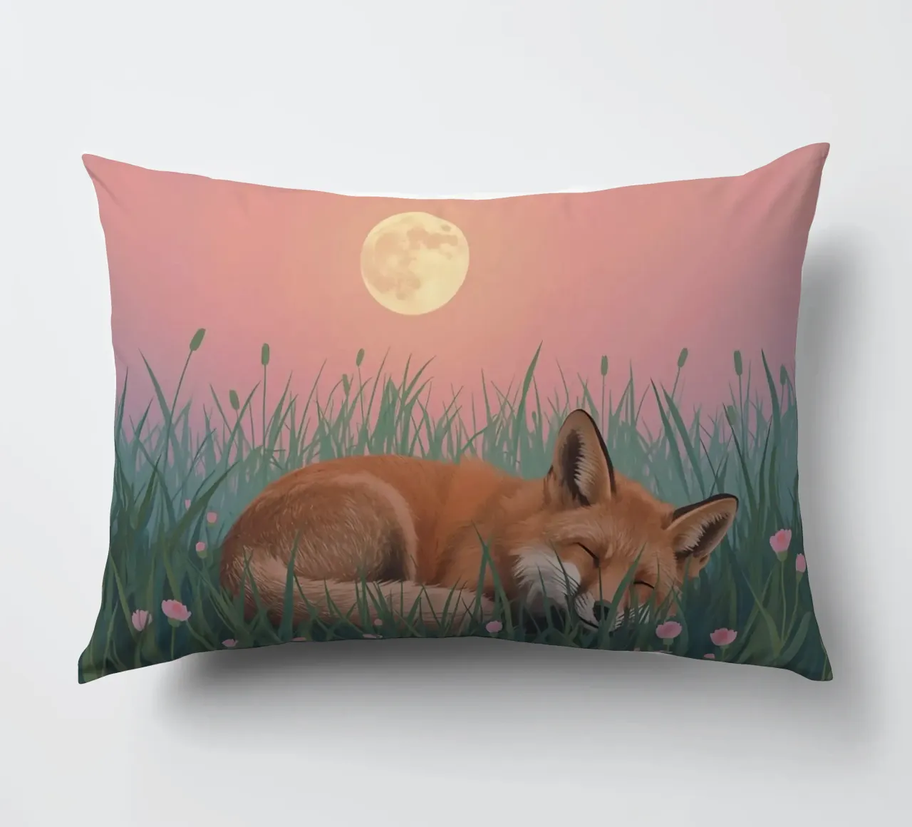 Volpe carina che dorme nell'erba con la luna pacificamente cuscino da DesignDoodle