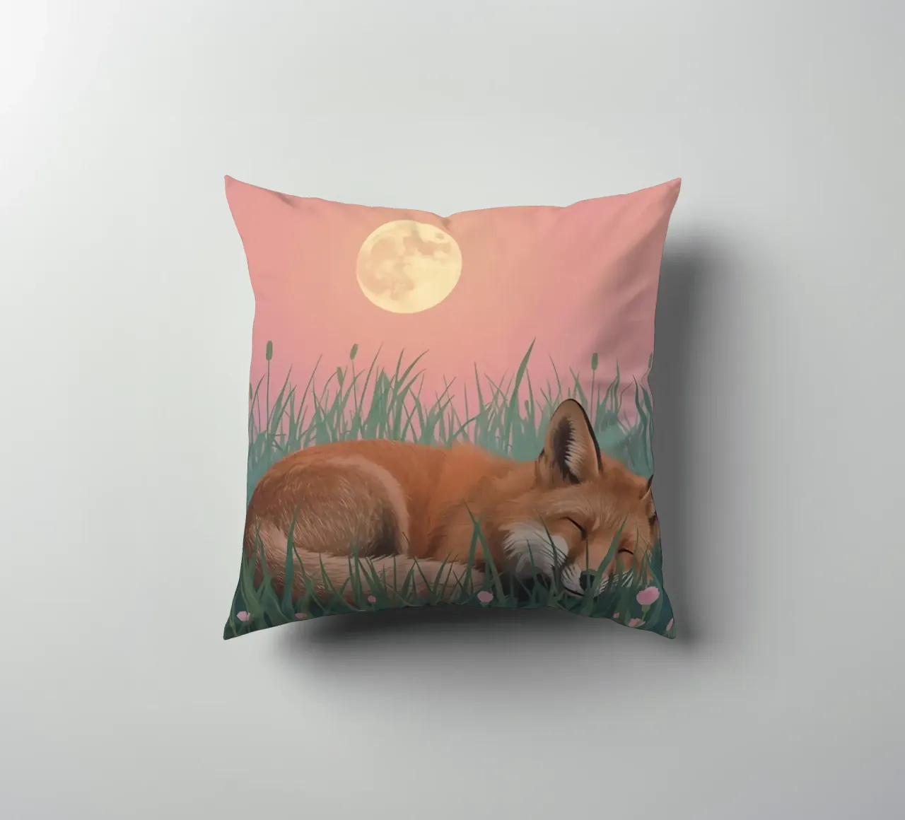 Volpe carina che dorme nell'erba con la luna pacificamente cuscino da DesignDoodle