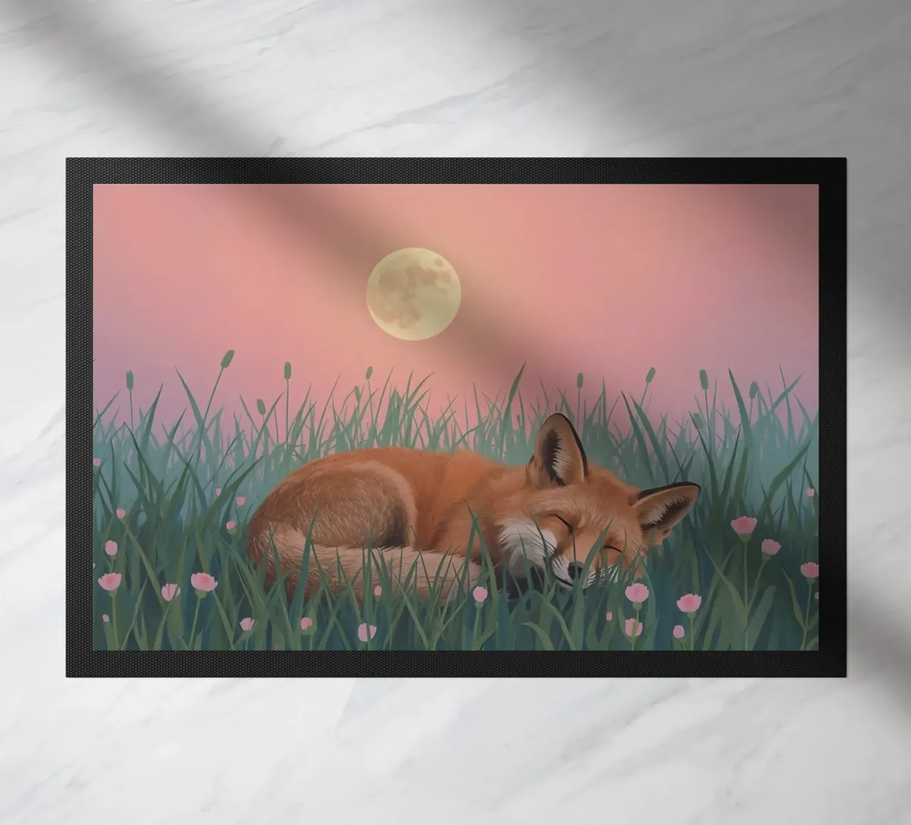 Volpe carina che dorme nell'erba con la luna pacificamente zerbino da DesignDoodle