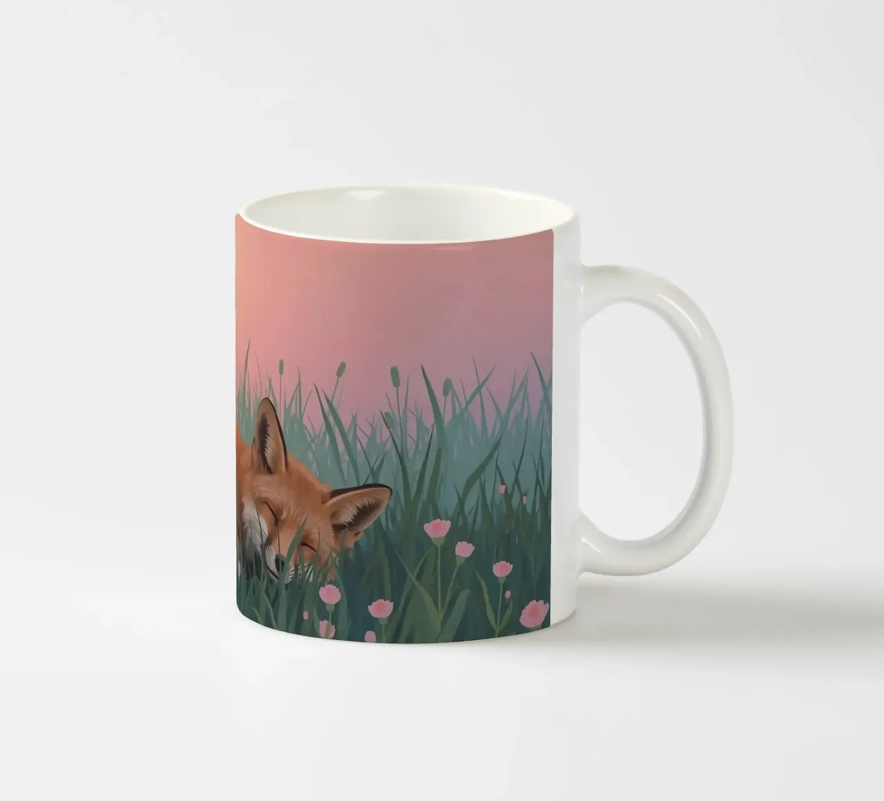 Volpe carina che dorme nell'erba con la luna pacificamente tazza in ceramica da DesignDoodle