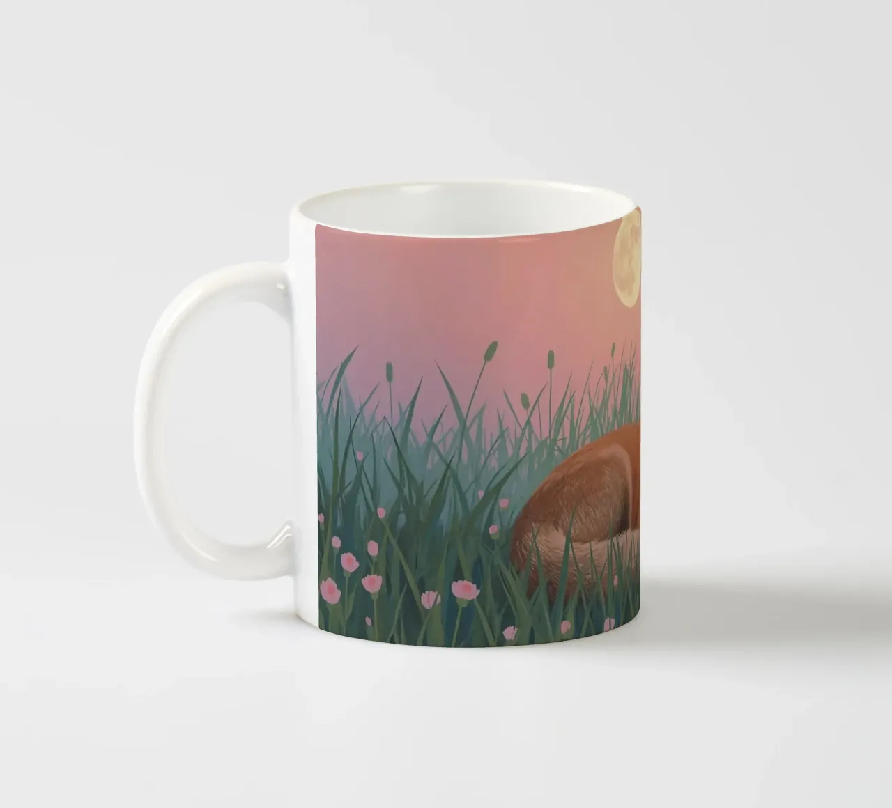 Volpe carina che dorme nell'erba con la luna pacificamente tazza in ceramica da DesignDoodle
