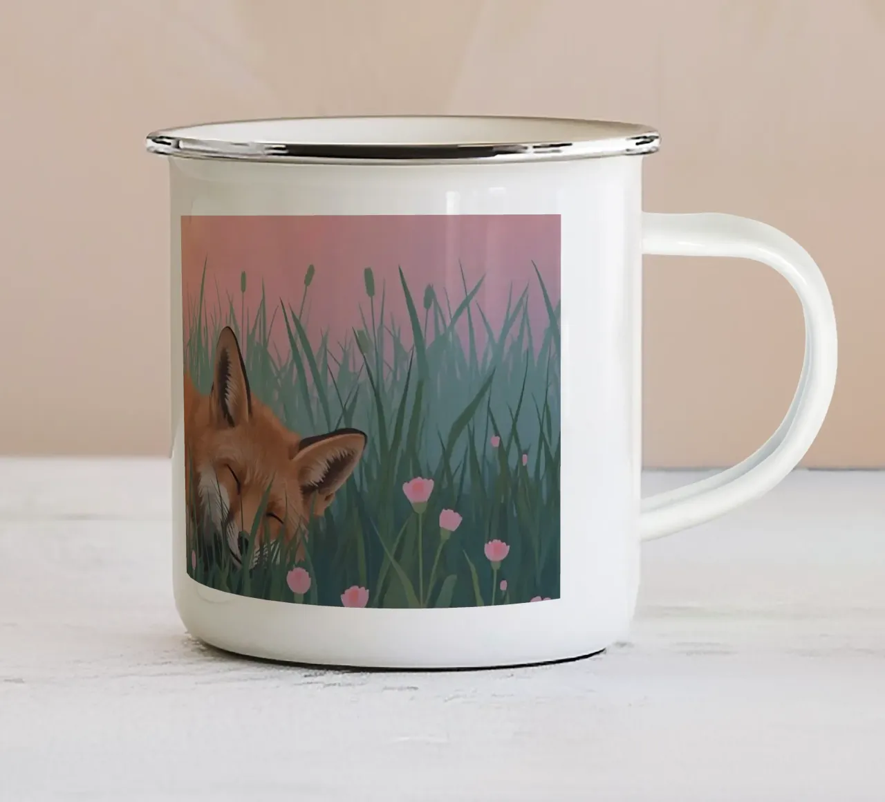 Schattige vos die vredig in gras met maan slaapt emaille mok van DesignDoodle