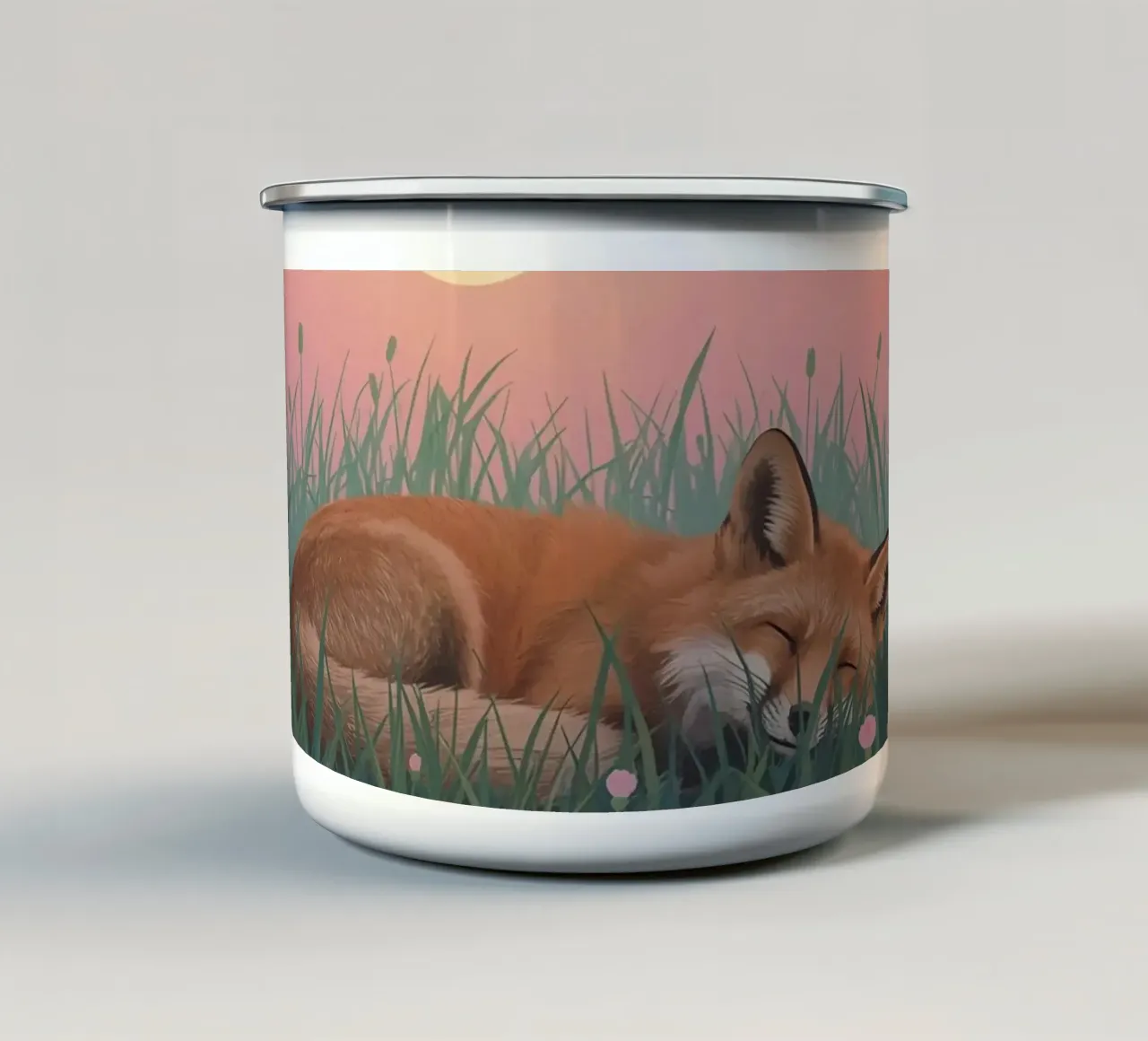 Schattige vos die vredig in gras met maan slaapt emaille mok van DesignDoodle