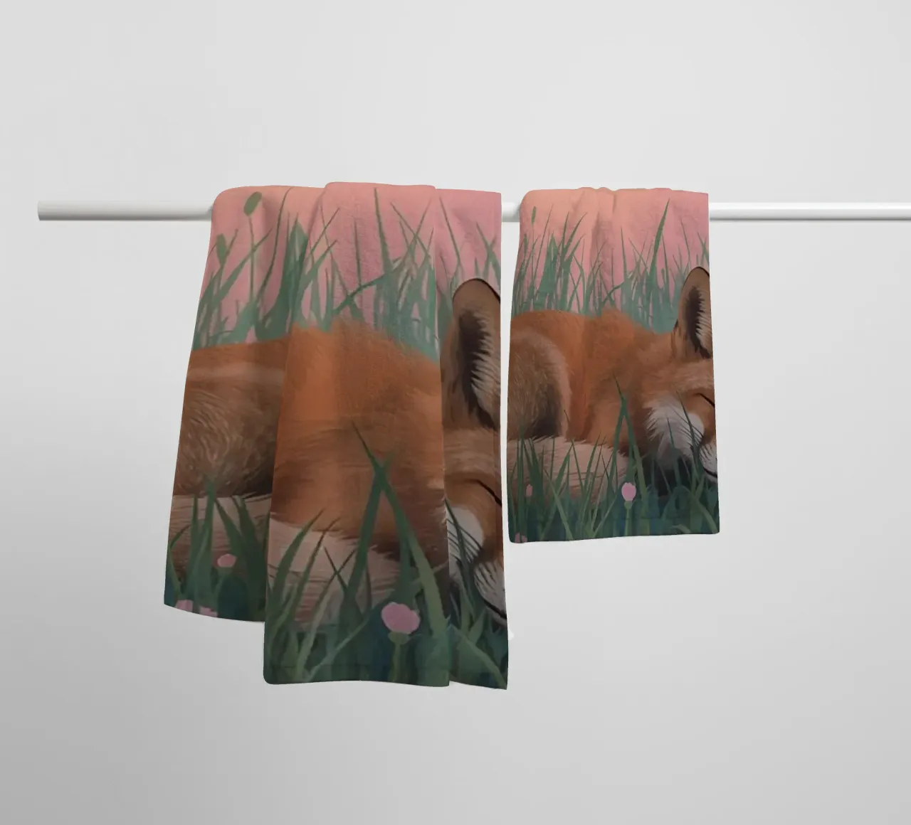 Volpe carina che dorme nell'erba con la luna pacificamente asciugamano da bagno da DesignDoodle