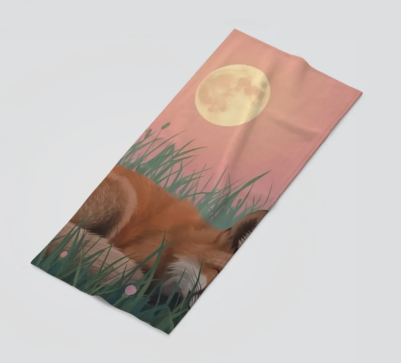 Volpe carina che dorme nell'erba con la luna pacificamente telo mare da DesignDoodle