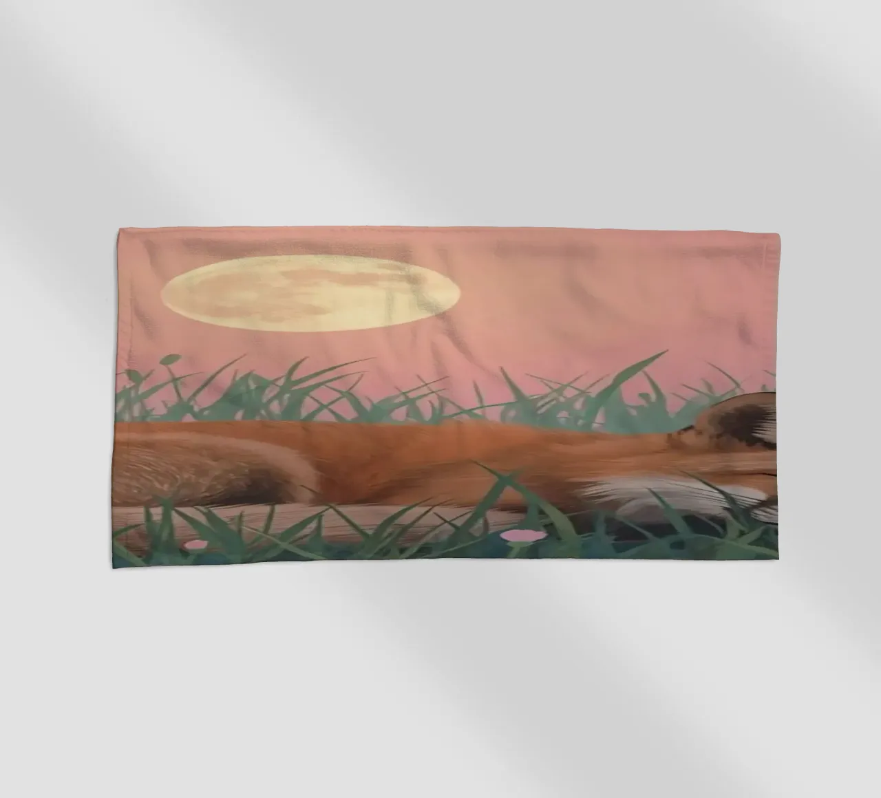 Volpe carina che dorme nell'erba con la luna pacificamente telo mare da DesignDoodle