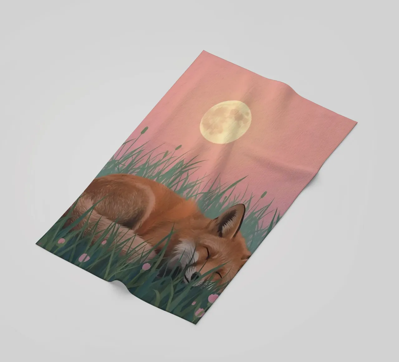 Volpe carina che dorme nell'erba con la luna pacificamente telo mare da DesignDoodle