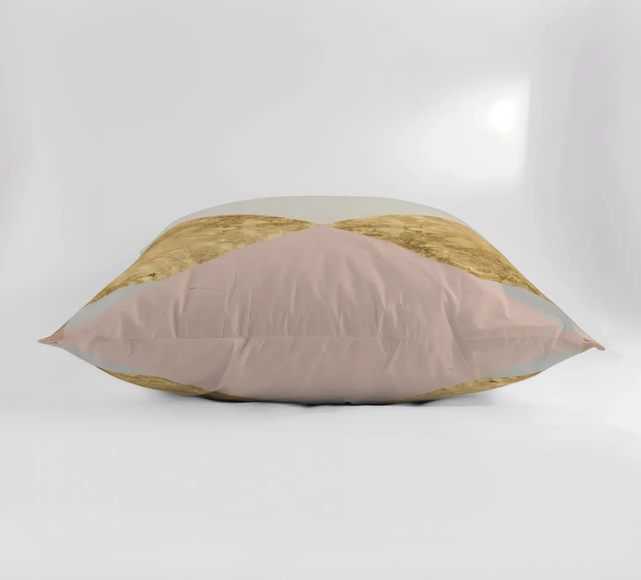 Composizione geometrica astratta con texture oro e grunge cuscino da DesignDoodle
