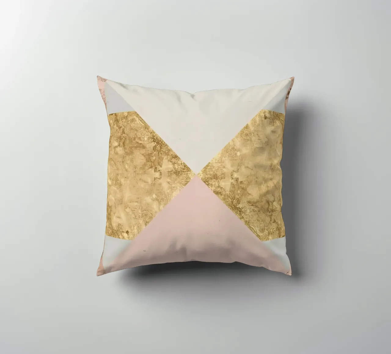 Composizione geometrica astratta con texture oro e grunge cuscino da DesignDoodle