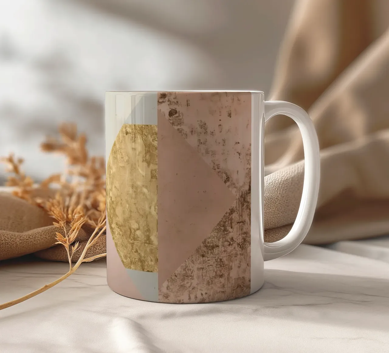 Composizione geometrica astratta con texture oro e grunge tazza in ceramica da DesignDoodle