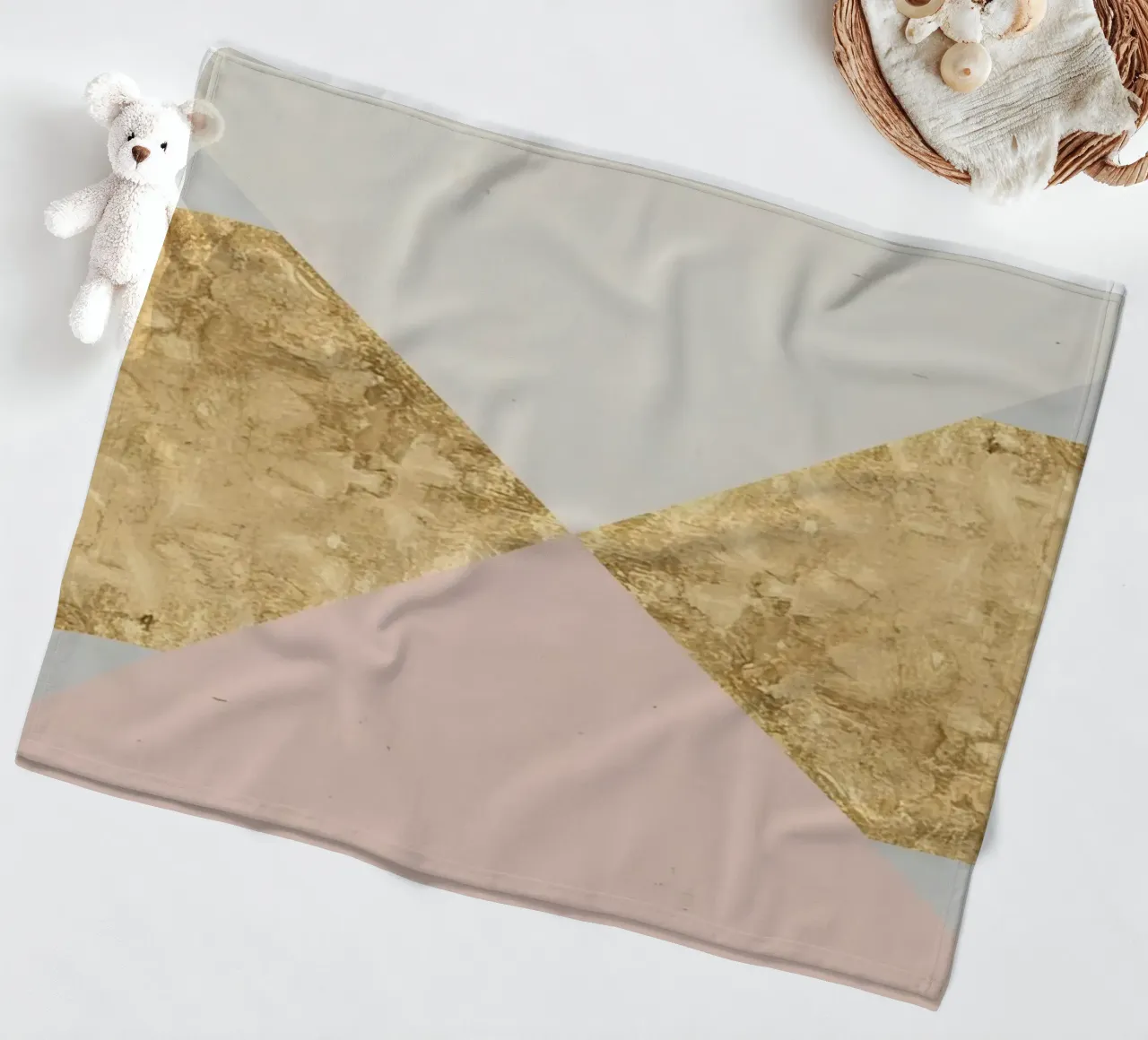 Composizione geometrica astratta con texture oro e grunge coperta in pile da DesignDoodle