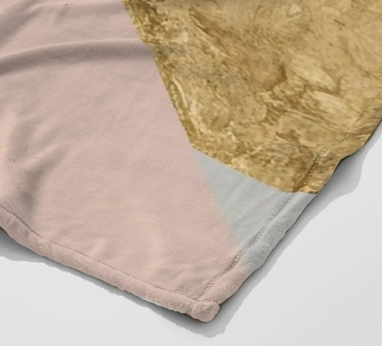 Composizione geometrica astratta con texture oro e grunge coperta in pile da DesignDoodle