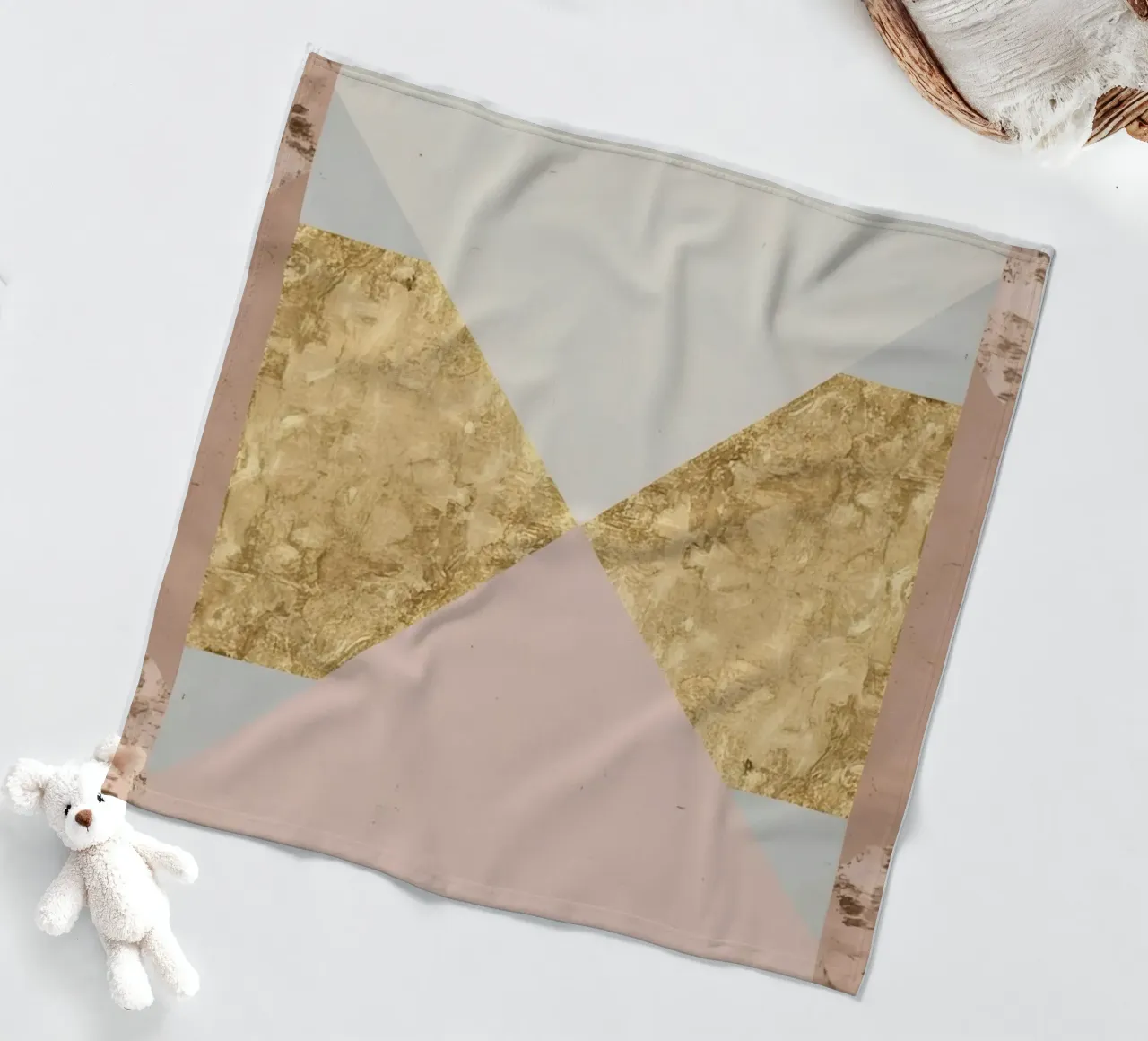 Composizione geometrica astratta con texture oro e grunge coperta in pile da DesignDoodle