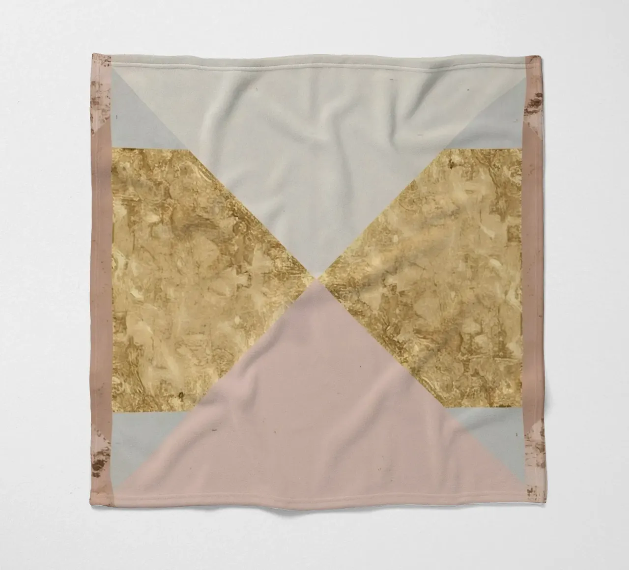 Composizione geometrica astratta con texture oro e grunge coperta in pile da DesignDoodle