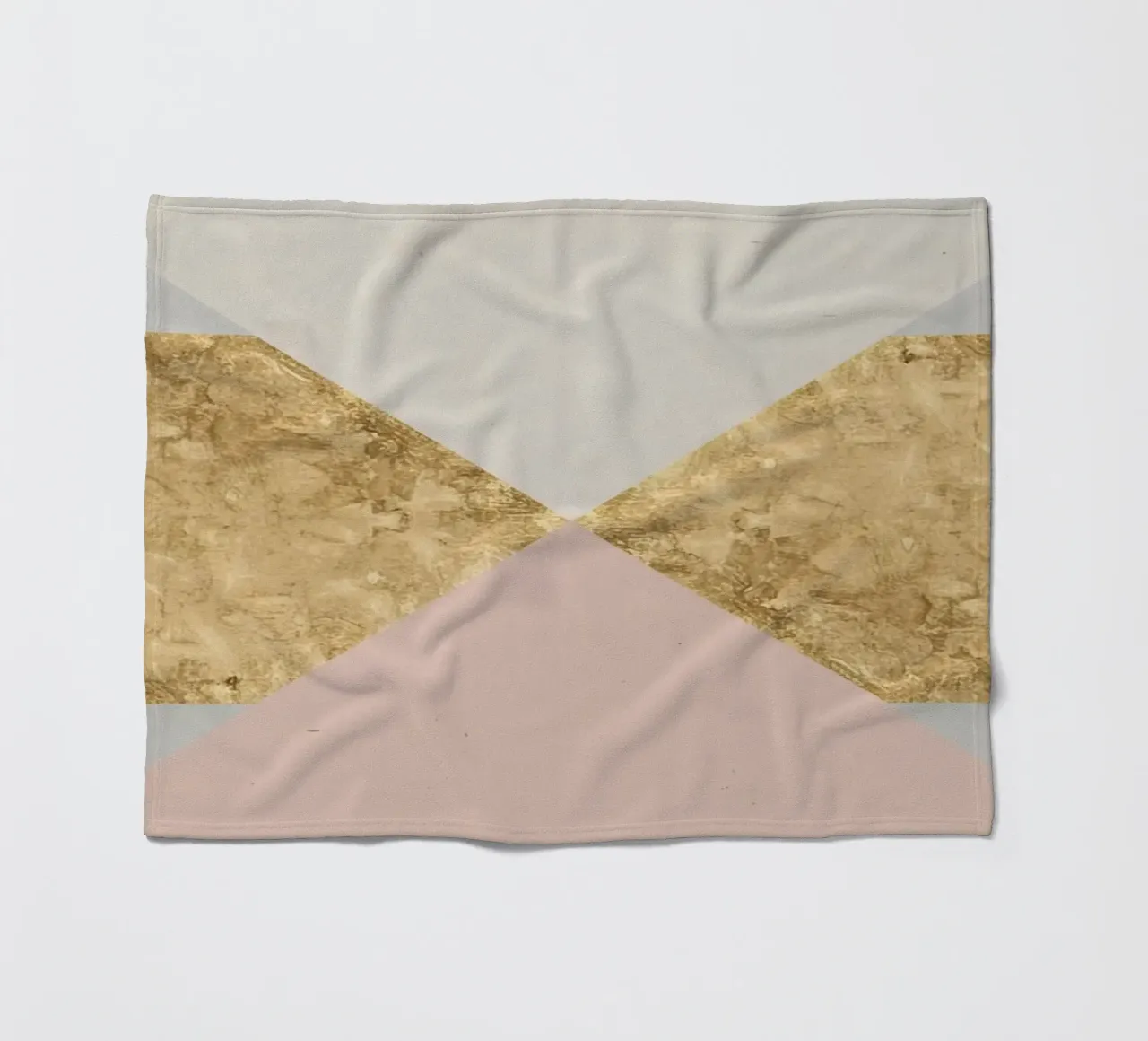 Composizione geometrica astratta con texture oro e grunge coperta in pile da DesignDoodle