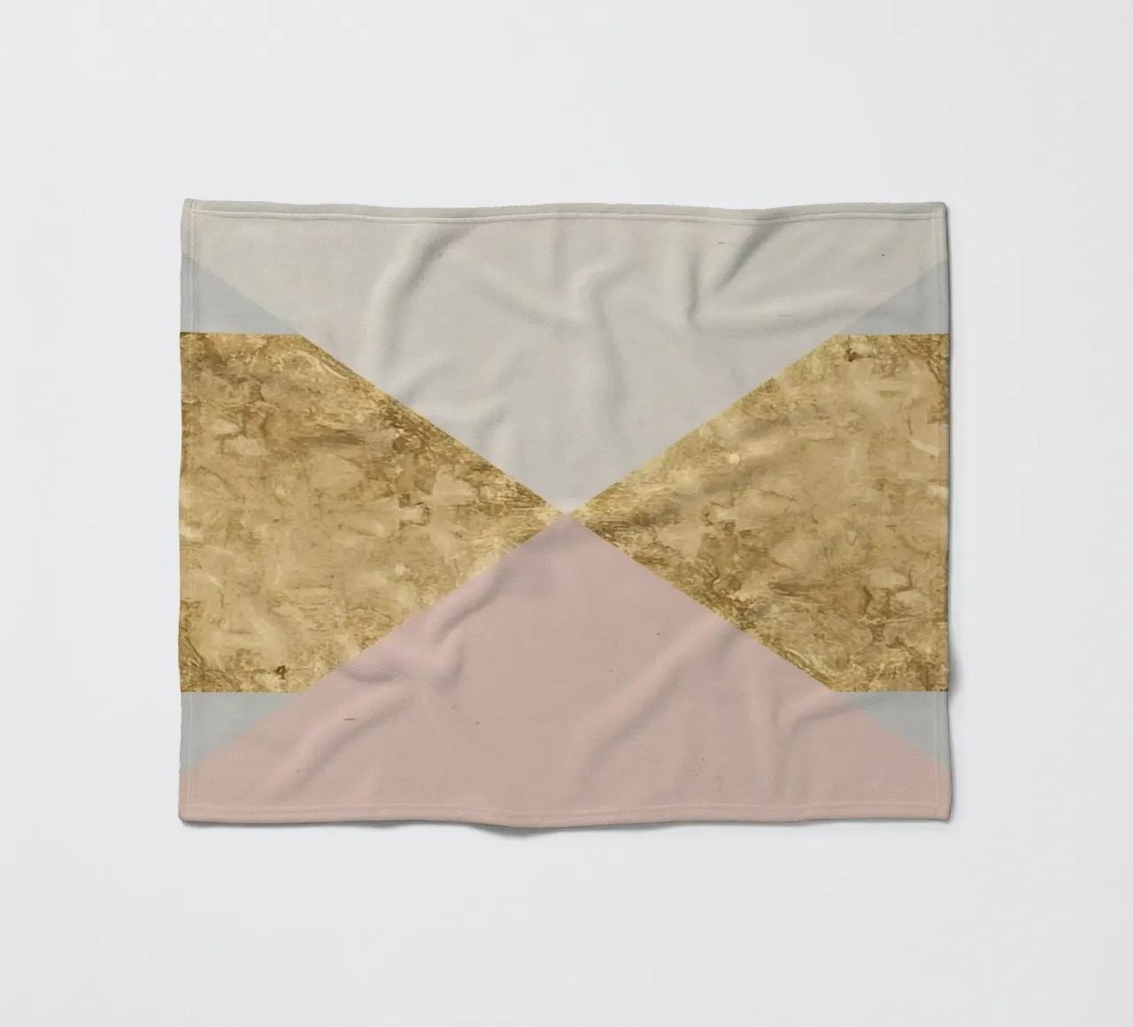 Composizione geometrica astratta con texture oro e grunge coperta in pile da DesignDoodle
