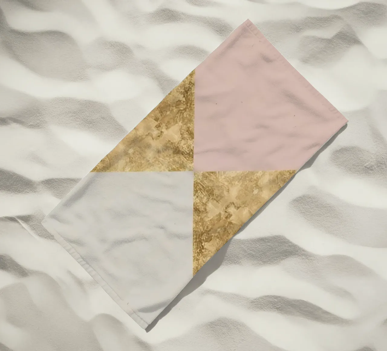 Composizione geometrica astratta con texture oro e grunge telo mare da DesignDoodle