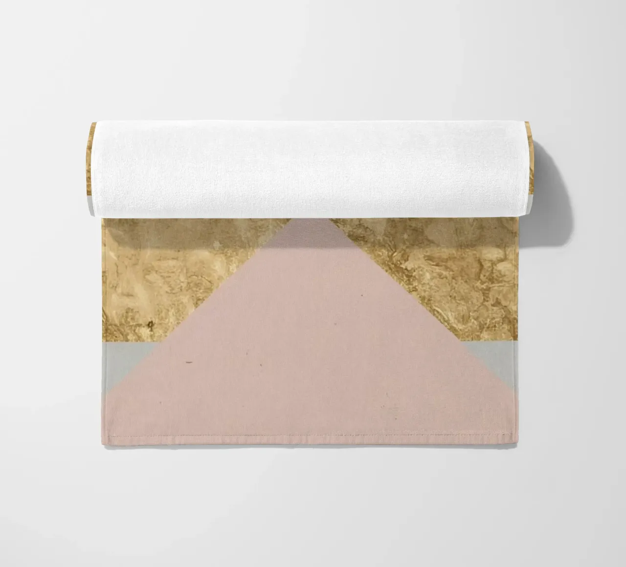 Composizione geometrica astratta con texture oro e grunge telo mare da DesignDoodle