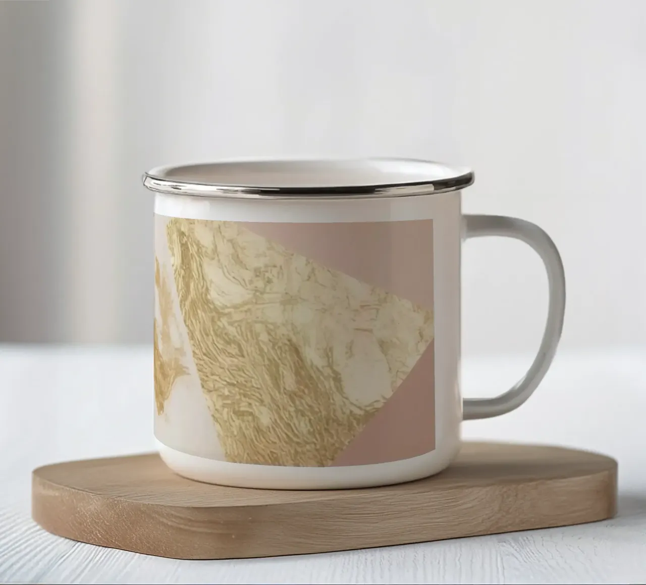Motivo geometrico astratto con colori pastello e oro tazza in smalto da DesignDoodle