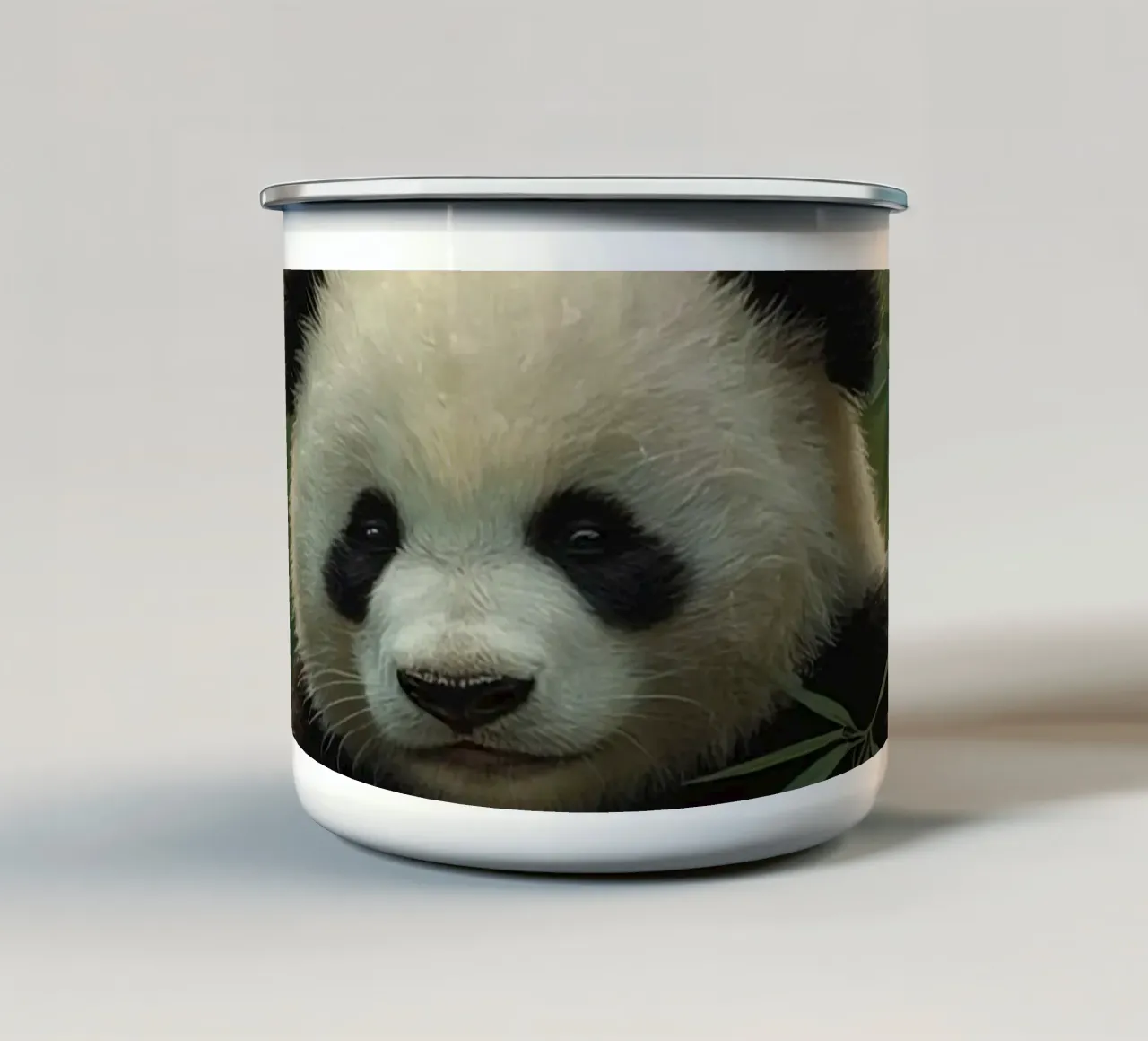 Reuzenpanda in bamboebos emaille mok van DesignDoodle