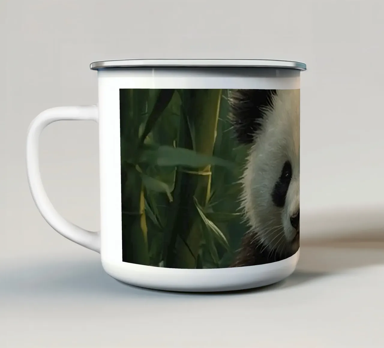 Reuzenpanda in bamboebos emaille mok van DesignDoodle