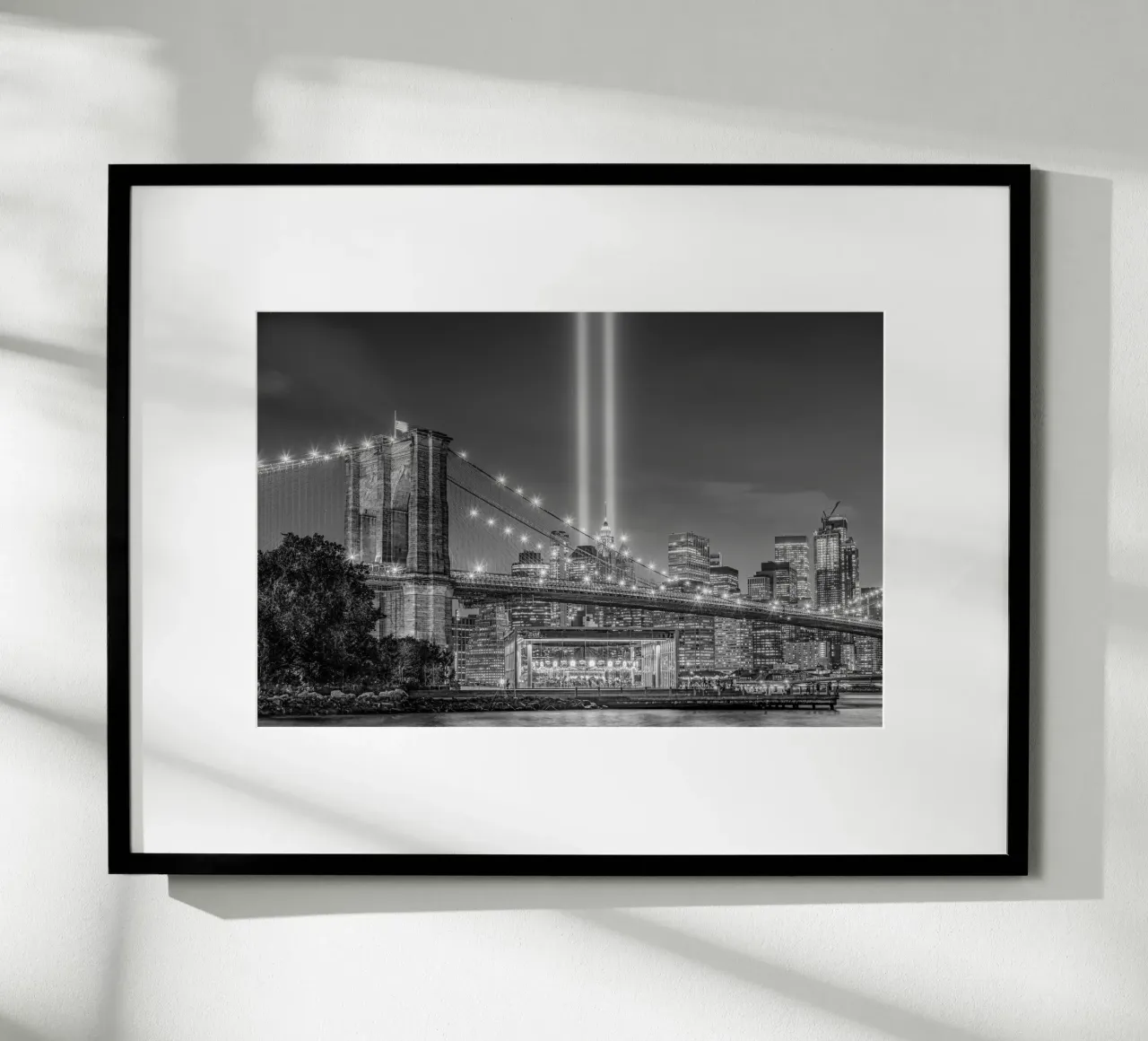 Ponte di Brooklyn fascio di luce poster con telaio in alluminio da Carinaprint