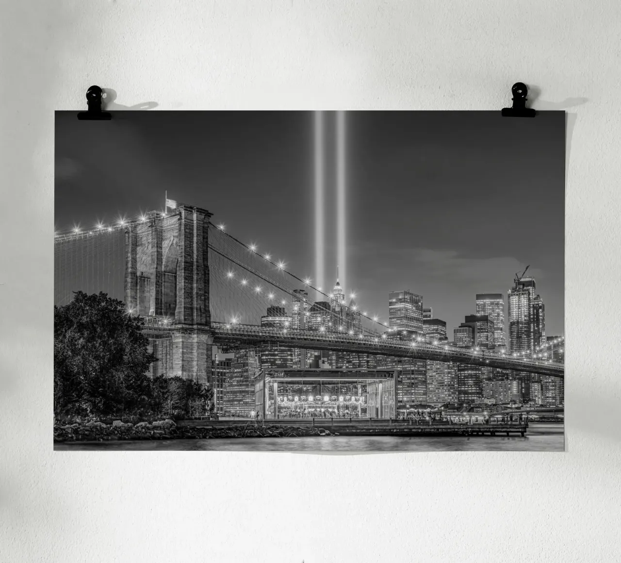 Ponte di Brooklyn fascio di luce poster con telaio in alluminio da Carinaprint