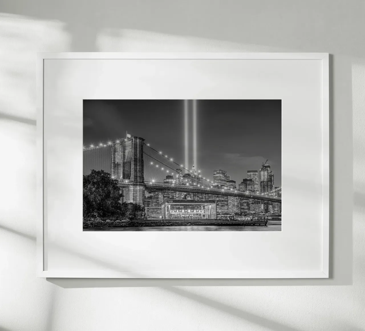 Ponte di Brooklyn fascio di luce poster con telaio in alluminio da Carinaprint