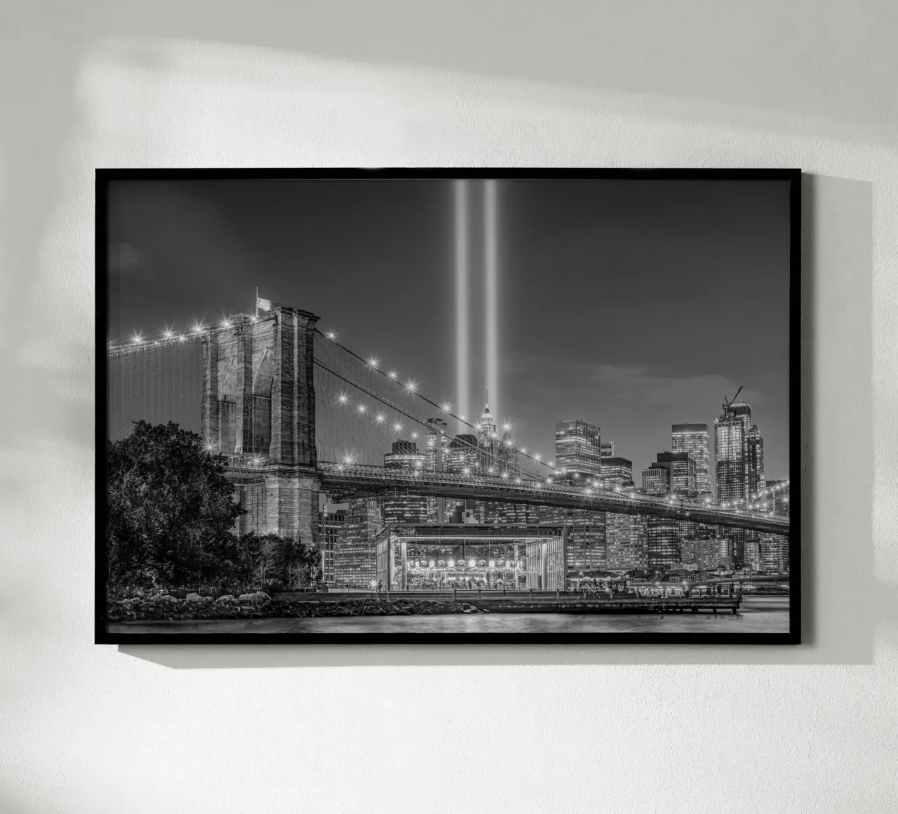 Ponte di Brooklyn fascio di luce poster con telaio in alluminio da Carinaprint