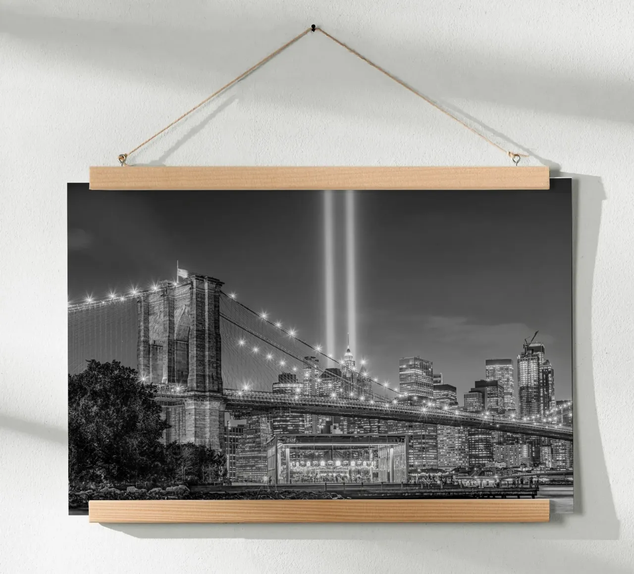 Ponte di Brooklyn fascio di luce poster con telaio in alluminio da Carinaprint