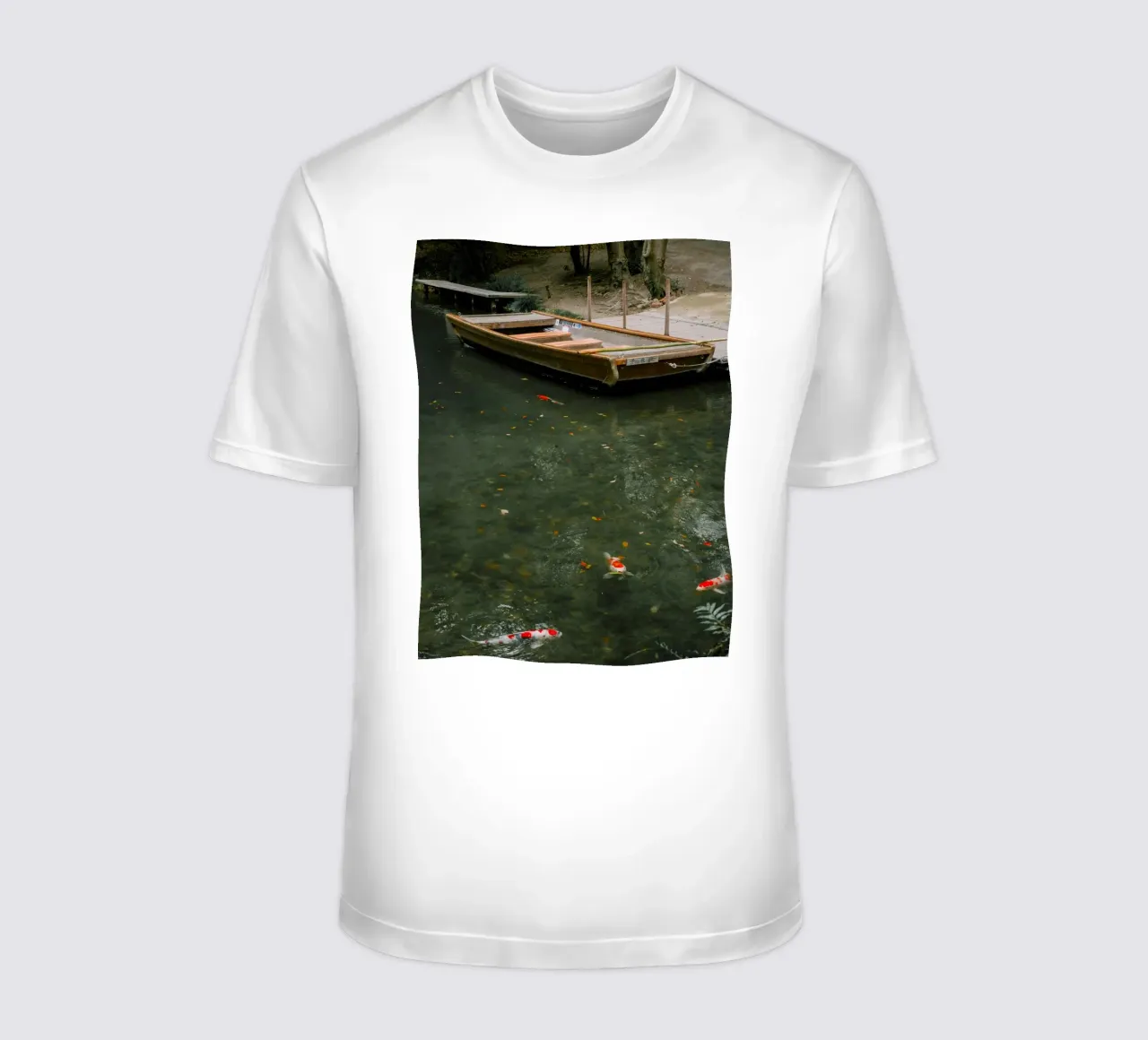 Laghetto giapponese di Koi t-shirt da Marcel Bisig
