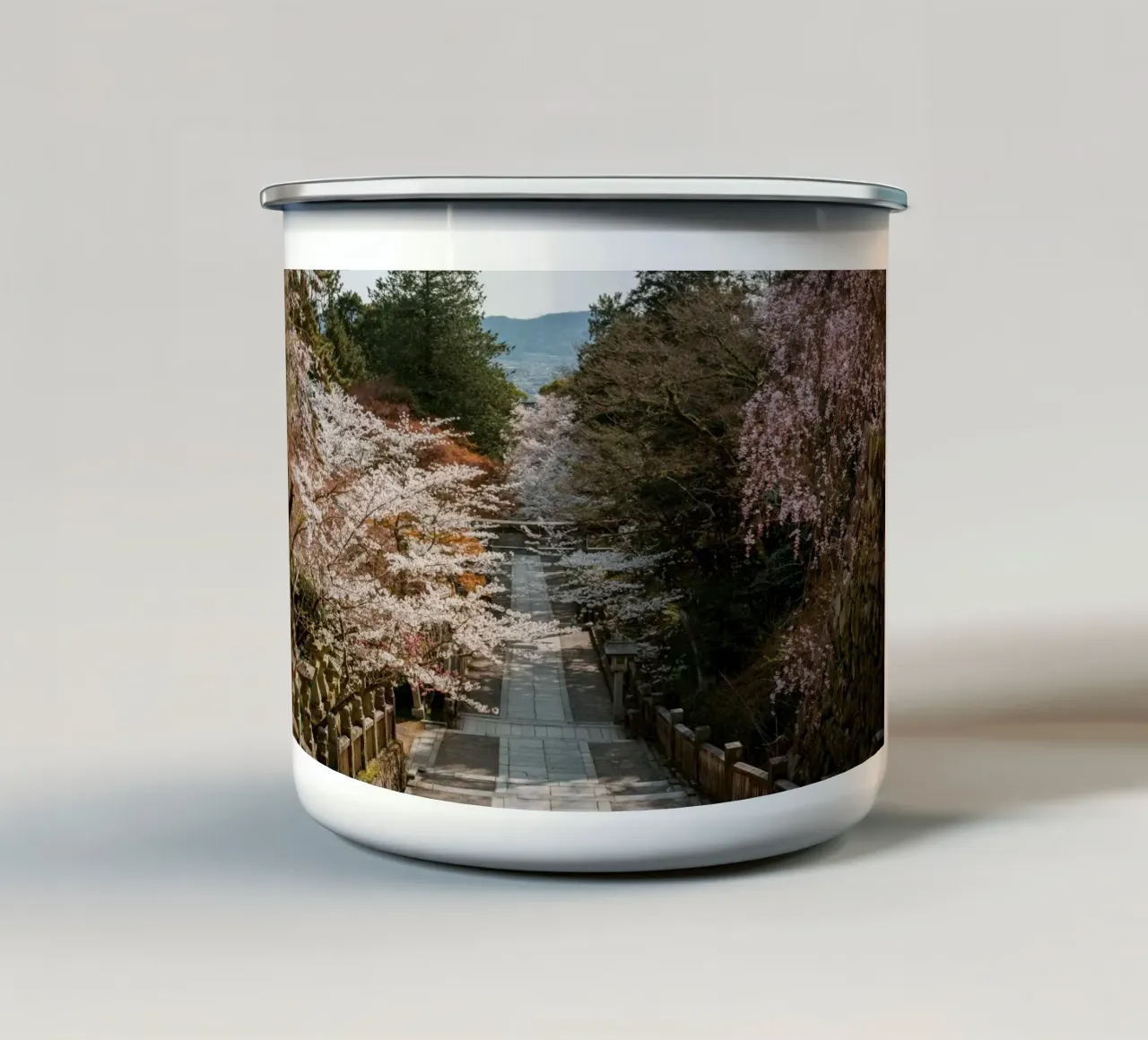 Santuario dei ciliegi in fiore in Giappone tazza in smalto da Marcel Bisig