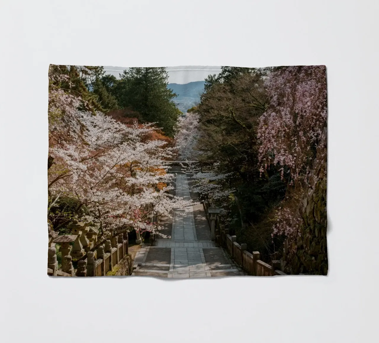 Santuario dei ciliegi in fiore in Giappone coperta in pile da Marcel Bisig