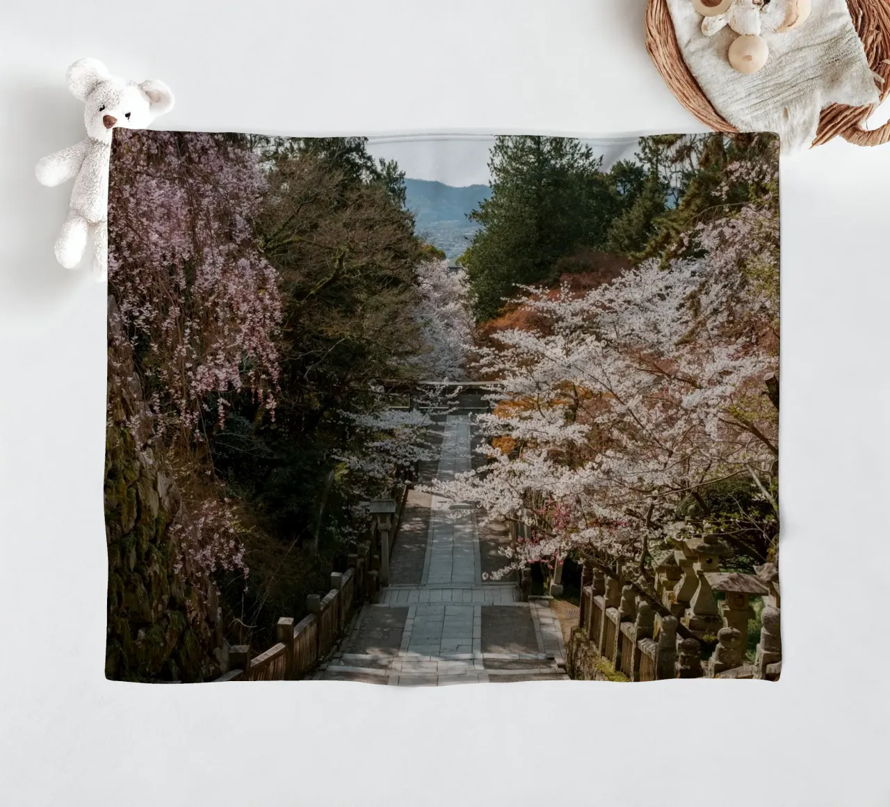 Santuario dei ciliegi in fiore in Giappone coperta in pile da Marcel Bisig