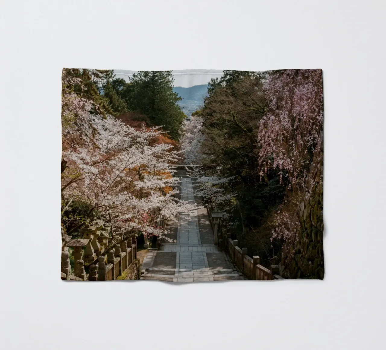 Santuario dei ciliegi in fiore in Giappone coperta in pile da Marcel Bisig