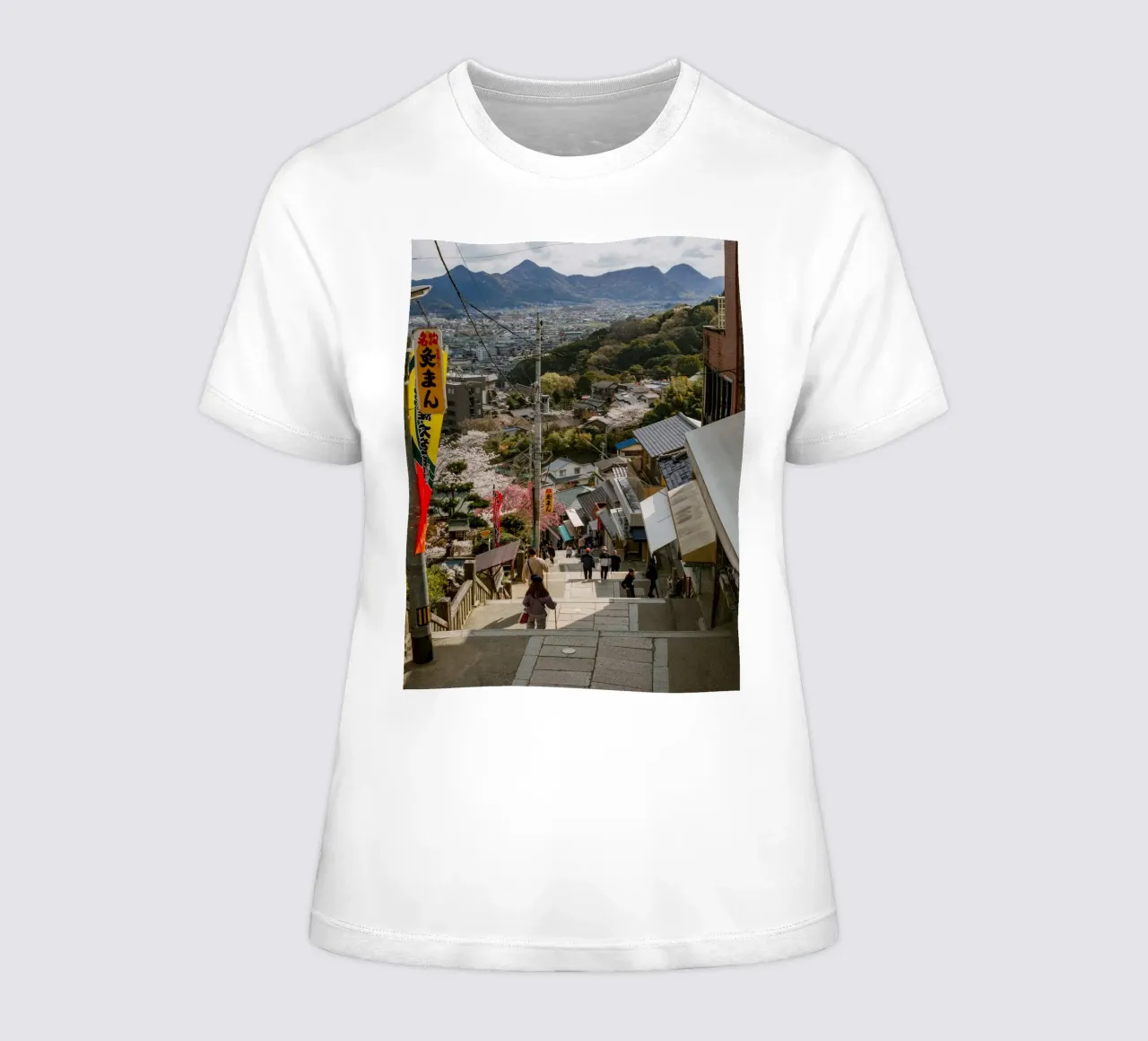 Le scale dei templi in Giappone t-shirt da donna da Marcel Bisig
