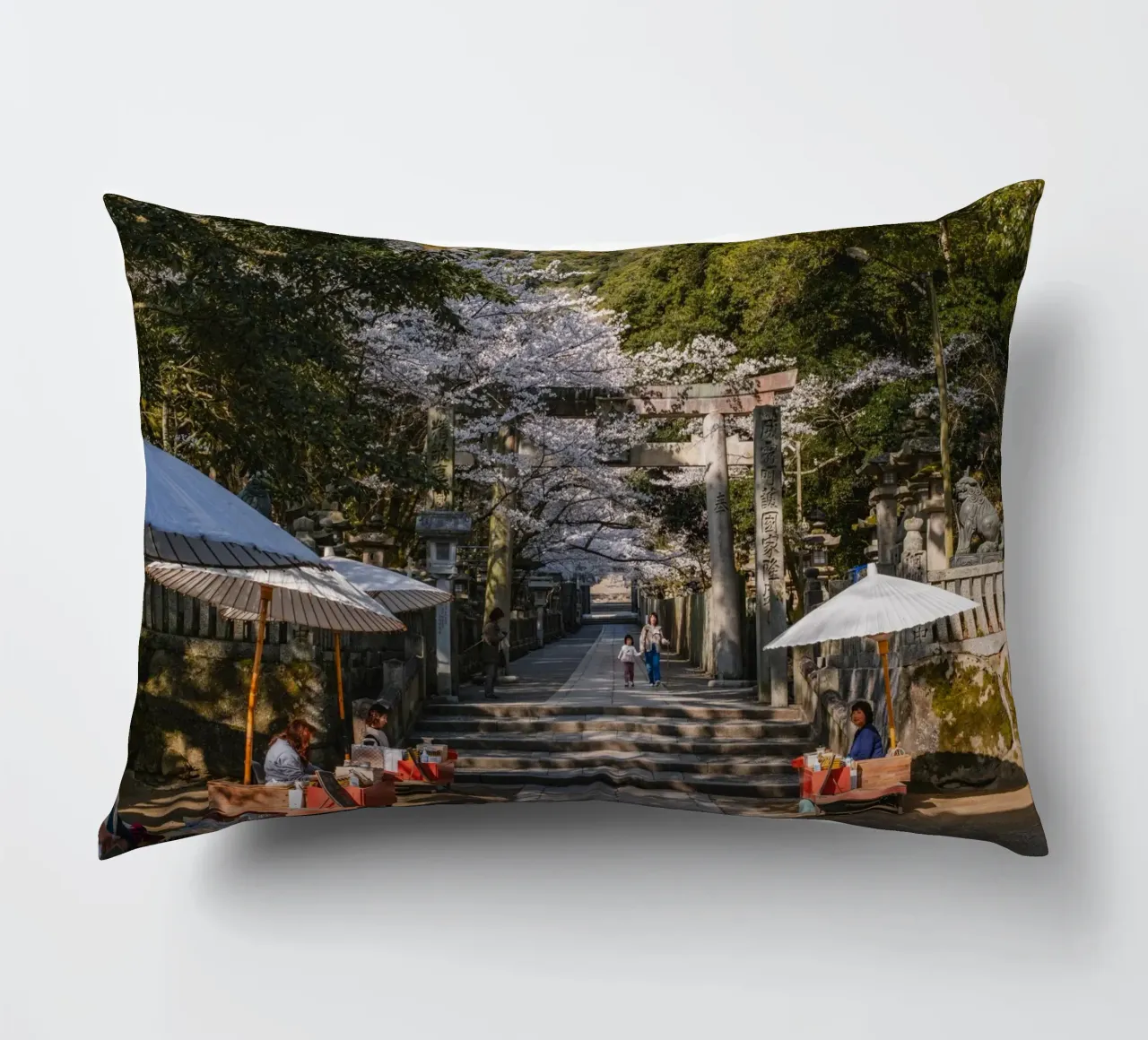 Tempio giapponese dei ciliegi in fiore cuscino da Marcel Bisig