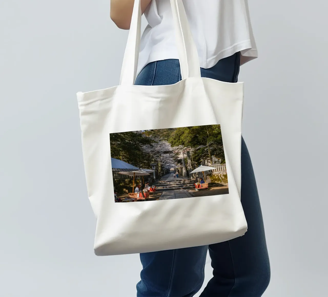 Tempio giapponese dei ciliegi in fiore borsa in juta da Marcel Bisig