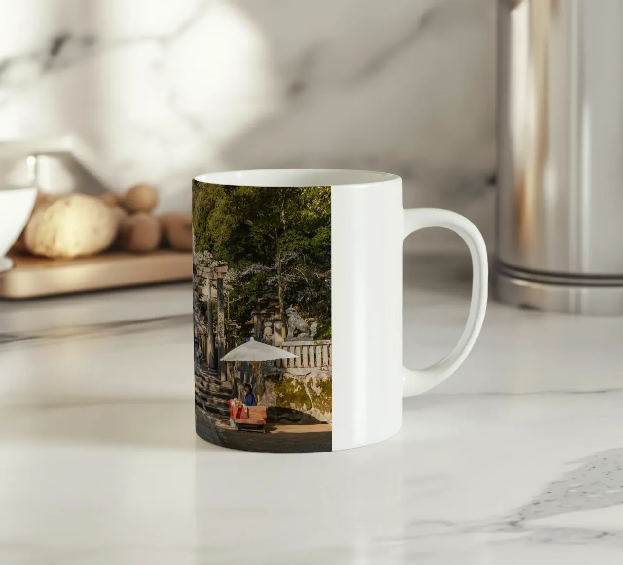Tempio giapponese dei ciliegi in fiore tazza in ceramica da Marcel Bisig