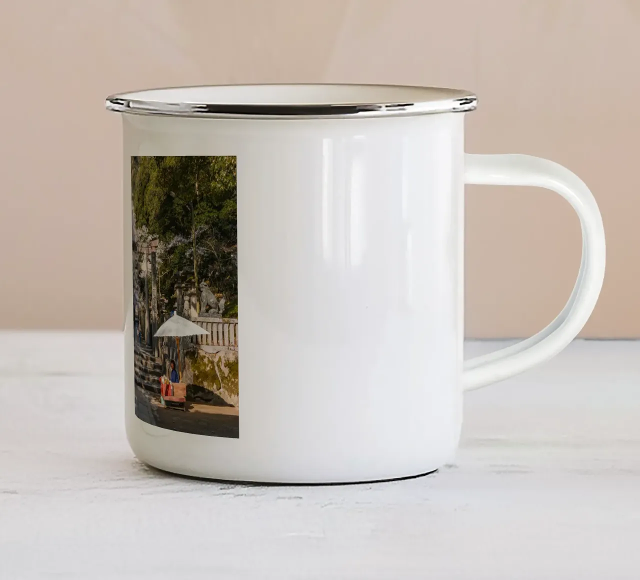 Tempio giapponese dei ciliegi in fiore tazza in smalto da Marcel Bisig