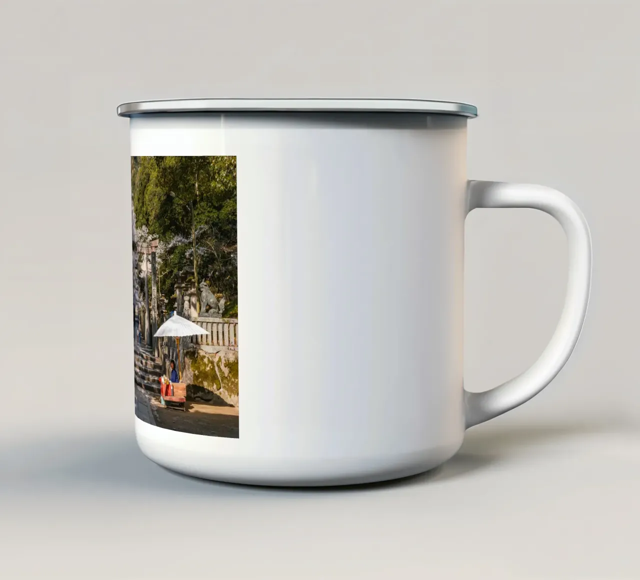 Tempio giapponese dei ciliegi in fiore tazza in smalto da Marcel Bisig