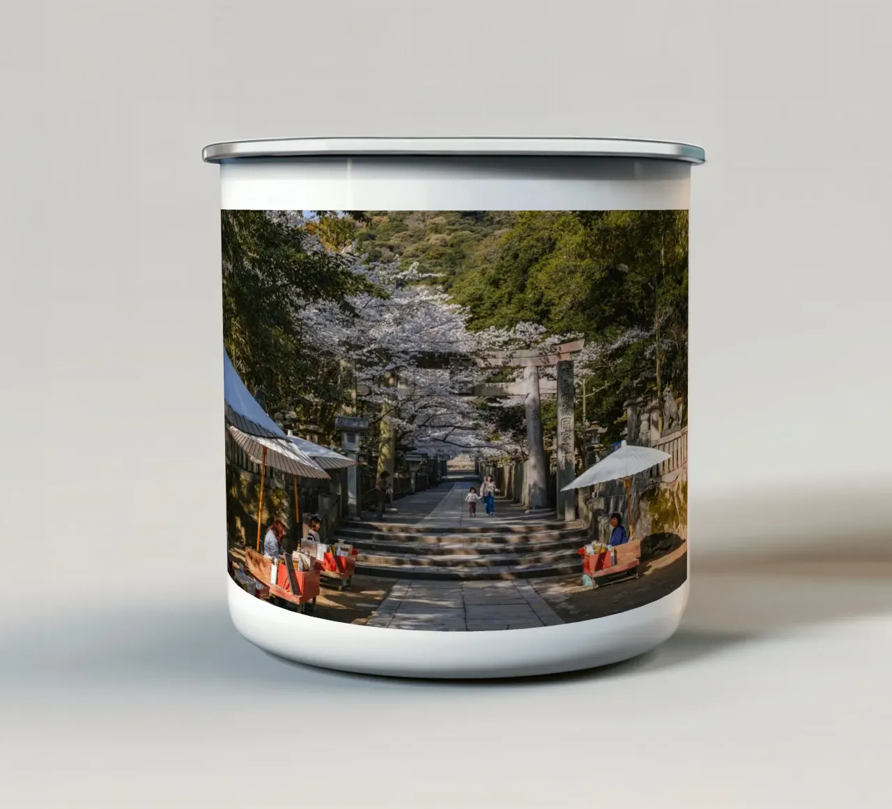 Tempio giapponese dei ciliegi in fiore tazza in smalto da Marcel Bisig