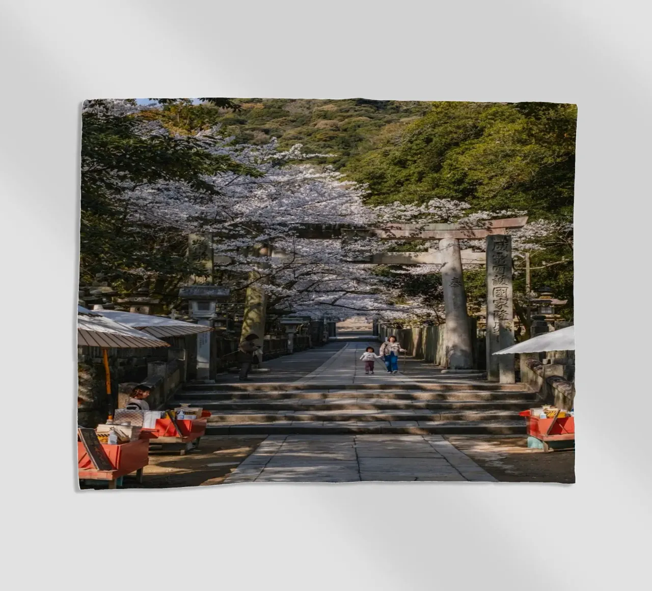 Tempio giapponese dei ciliegi in fiore telo mare da Marcel Bisig