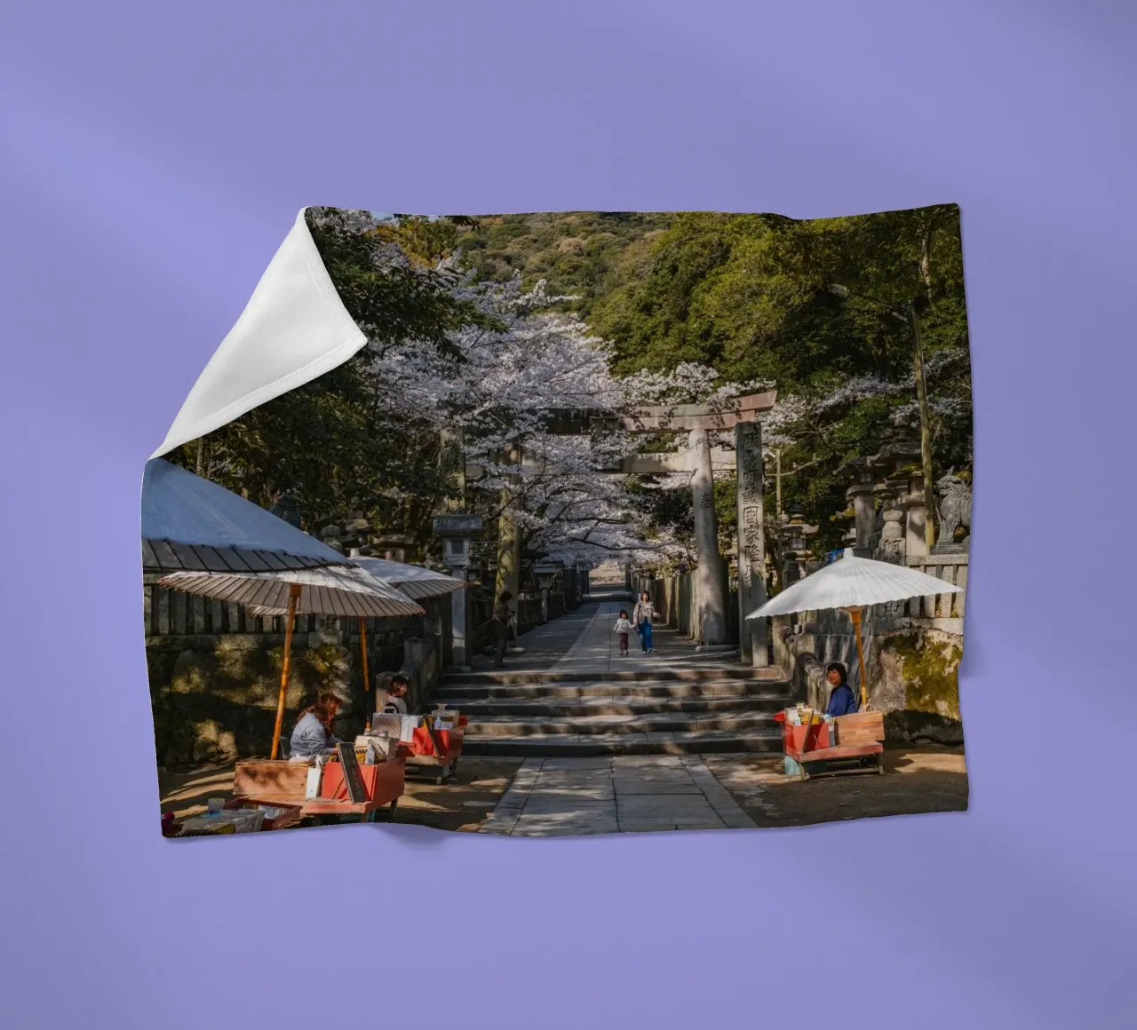 Tempio giapponese dei ciliegi in fiore coperta in pile da Marcel Bisig