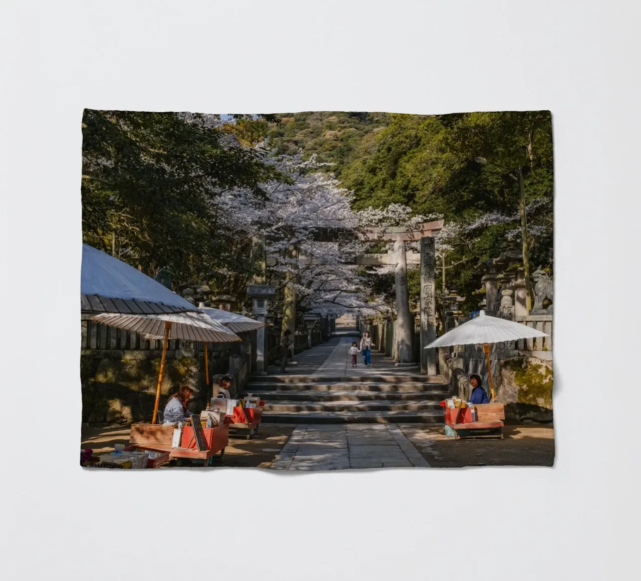 Tempio giapponese dei ciliegi in fiore coperta in pile da Marcel Bisig