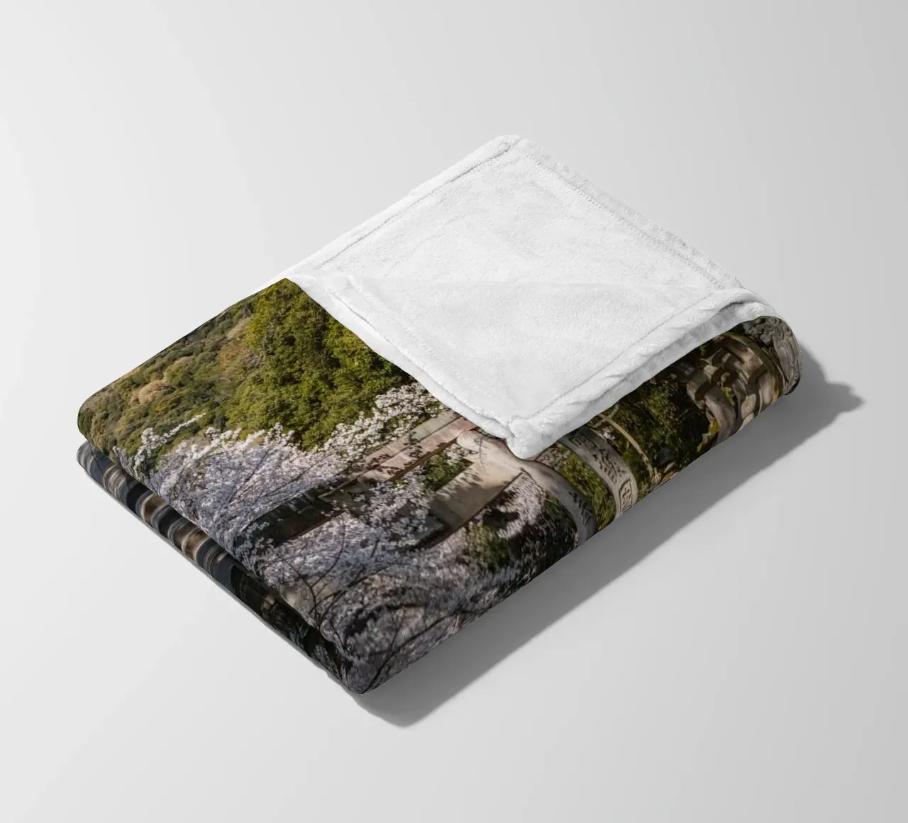 Tempio giapponese dei ciliegi in fiore coperta in pile da Marcel Bisig