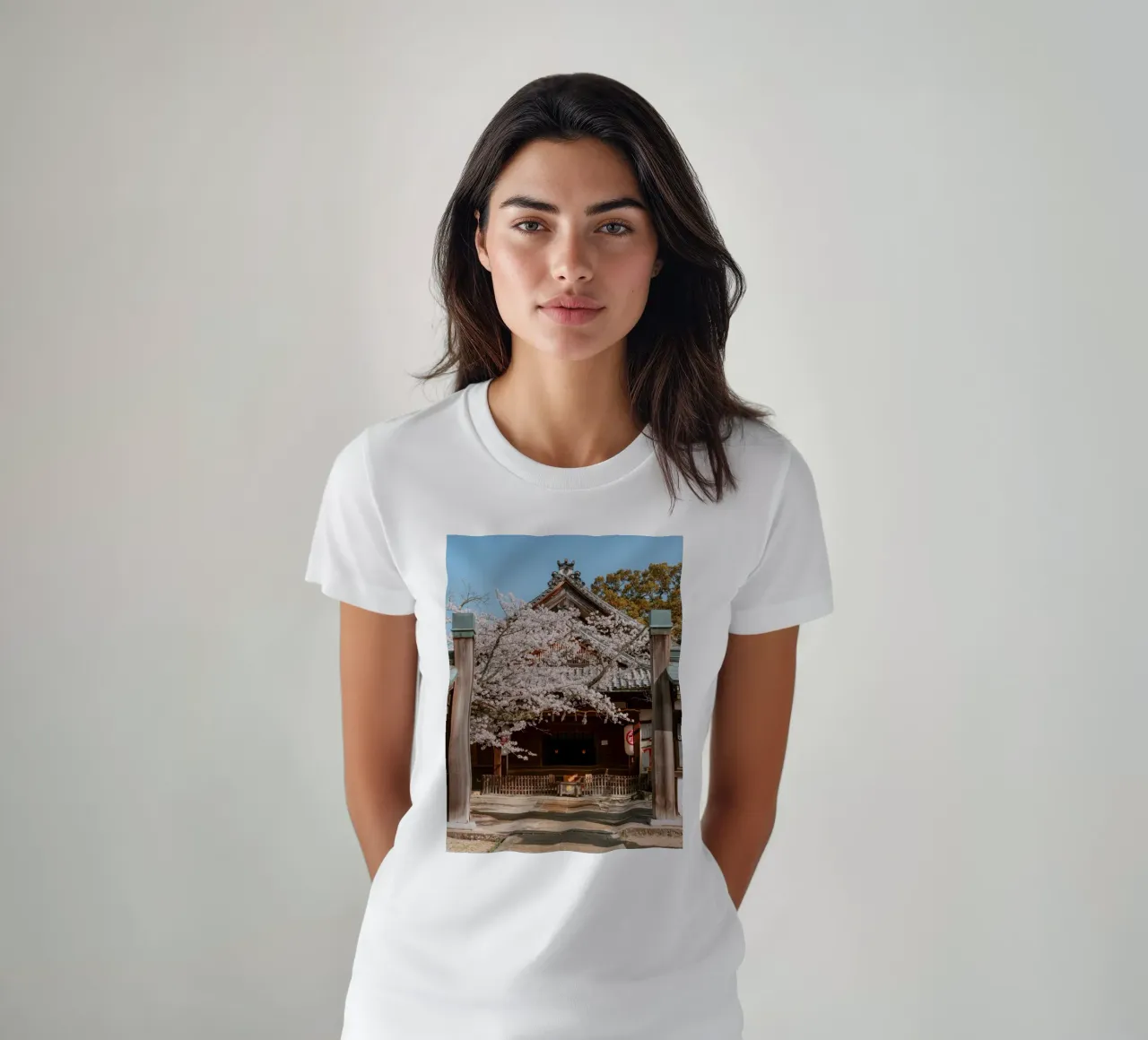 Tempio dei ciliegi in fiore a Shikoku, Giappone t-shirt da Marcel Bisig