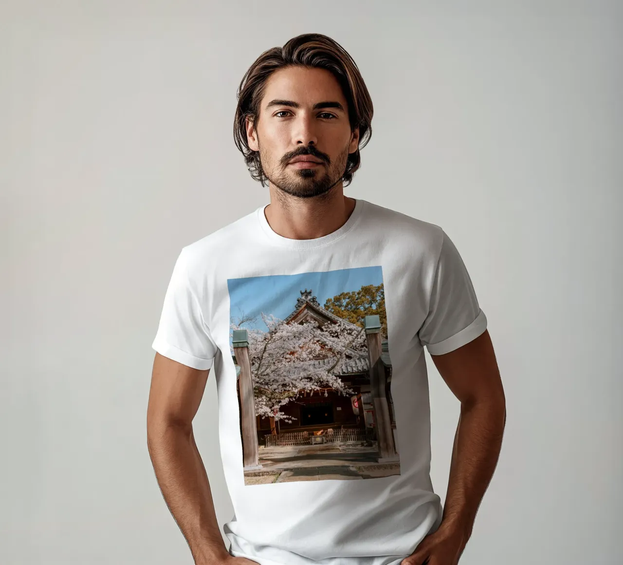Tempio dei ciliegi in fiore a Shikoku, Giappone t-shirt da Marcel Bisig